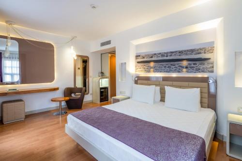 a hotel room with a bed and a desk at Puding Hotel in Antalya