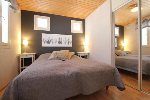 ein Schlafzimmer mit einem großen Bett und zwei Fenstern in der Unterkunft Metsätuuli 5 in Kalajoki