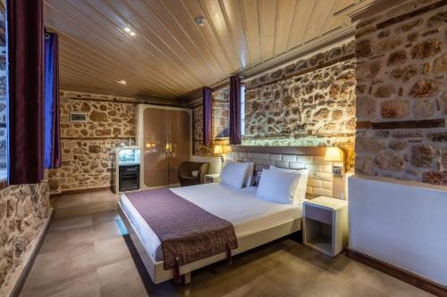 een slaapkamer met een bed in een kamer bij Puding Hotel in Antalya