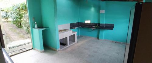 La salle de bains est pourvue d'un lavabo et d'un mur bleu. dans l'établissement Camping São Pedro - Área de acampamento dentro de Diamantina, à Diamantina