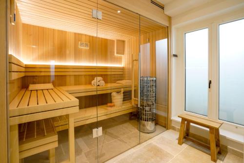 ein Bad mit einer Dusche und einer Glastür in der Unterkunft Ferienhaus Inselwind Sylt in Westerland