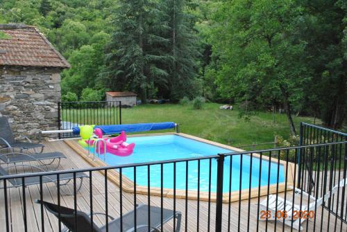 une petite piscine avec dans l'établissement Alberguiere - Piscine chauffée - plancha - barbecue, à Pont de Ravagers
