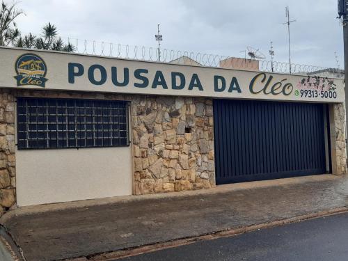 un bâtiment avec un panneau indiquant poulada da ico dans l'établissement Pousada da Cléo, à São Carlos