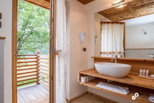 un baño con lavabo y espejo en Chalet Prà delle Nasse, en San Martino di Castrozza