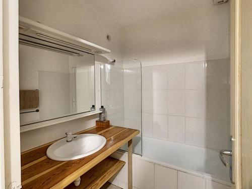 a bathroom with a sink and a mirror and a tub at ISPAEVA in Ispagnac