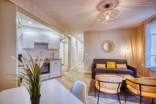 un salon avec un canapé et une table dans l'établissement Manarola, F3 à deux pas de Montparnasse, à Paris