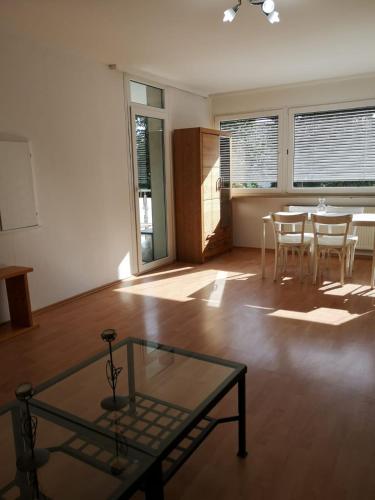 ein Wohnzimmer mit Tisch und ein Esszimmer in der Unterkunft 3 Zimmer Wohnung in Eppelheim 77qm 1A Lage nähe Heidelberg in Eppelheim