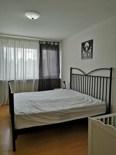 ein Schlafzimmer mit einem großen Bett mit weißer Bettwäsche in der Unterkunft 3 Zimmer Wohnung in Eppelheim 77qm 1A Lage nähe Heidelberg in Eppelheim