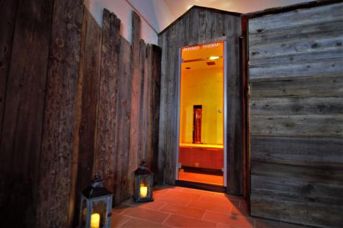 un corridoio con due candele in una stanza con pareti in legno di Hotel Berghof a Nesselwängle