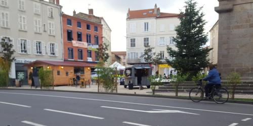 una persona en bicicleta por una calle de la ciudad en pour vos séjours pro ou détentes, en Issoire