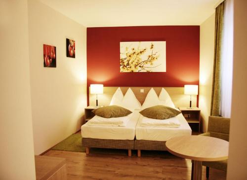 Postel nebo postele na pokoji v ubytování Gasthof Schmölz mit Übernachtung im Hotelzimmer