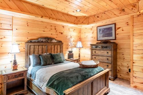 a bedroom with a bed in a log cabin at Iron Mountain Lodge - Beautiful Cabin With Forest & Mountain Views! in Butler