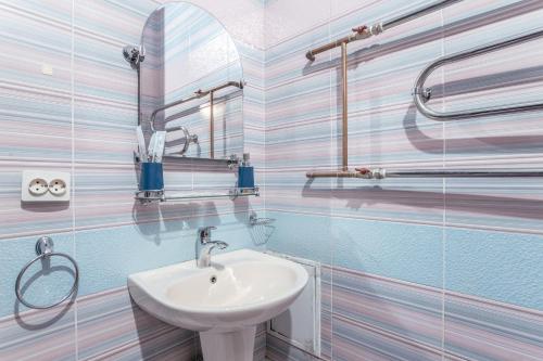 a bathroom with a sink and a mirror at Welcome Home Apartments Dalnevostochnaya 106 in Irkutsk