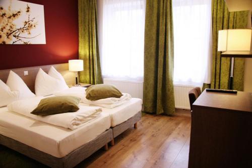 Postel nebo postele na pokoji v ubytování Gasthof Schmölz mit Übernachtung im Hotelzimmer
