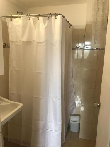 Un baño de Edificio Seventy