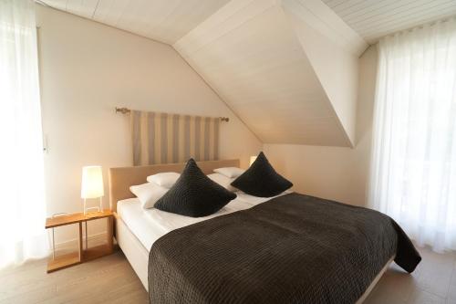 A bed or beds in a room at Gästehaus am Wasserschloss & Restaurant Wasserschloss Inzlingen