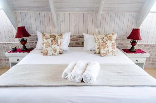 A bed or beds in a room at Red Bishop - Birds, Beach & Beauty