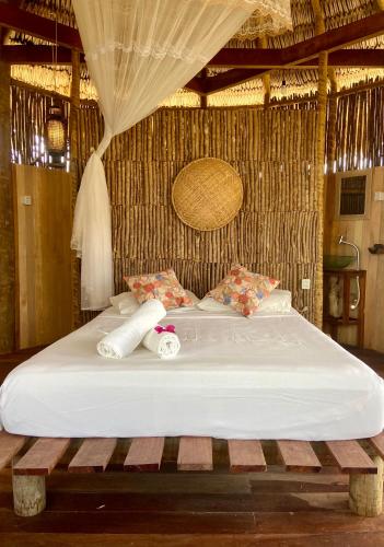 a bedroom with a bed with towels on it at Cabanadu Preá Kite in Prea