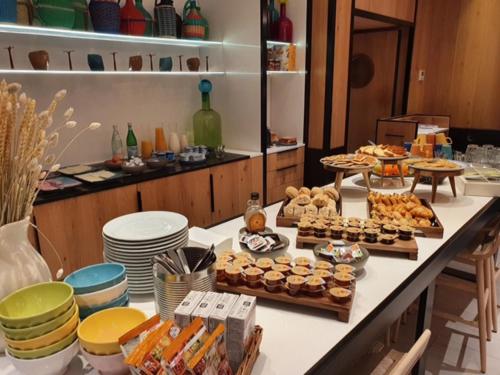 ニースにあるホリデイ イン ニースのテーブルの上にさまざまな種類の食べ物が並んだビュッフェ