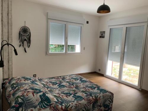 une chambre avec un lit et trois fenêtres dans l'établissement Chesterfield design, à Pierrelatte