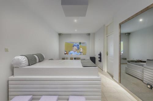 sypialnia z dużym białym łóżkiem i lustrem w obiekcie Luxury Villa Prova1 w mieście Malinska