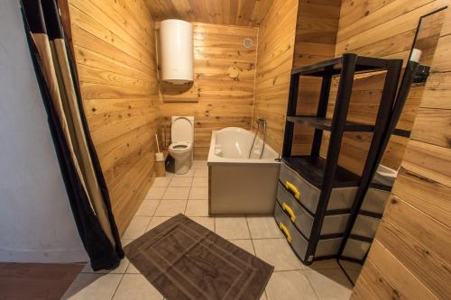 ein Bad mit einem WC und einem Waschbecken in der Unterkunft Calm studio in the historical centre - Dodo et Tartine in Guillestre