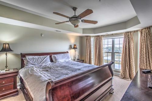 um quarto com uma cama e uma ventoinha de tecto em North Myrtle Beach Condo with Views Walk to Beach! em Myrtle Beach