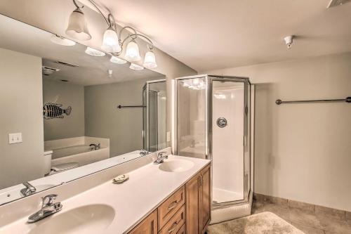 een badkamer met 2 wastafels, een douche en een spiegel bij North Myrtle Beach Condo with Views Walk to Beach! in Myrtle Beach