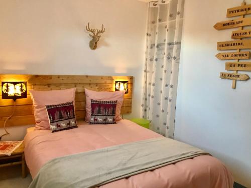 - une chambre avec un lit doté de draps et d'oreillers roses dans l'établissement Appartement-Terrasse 