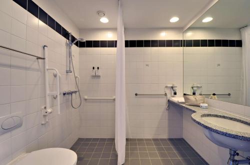 ein Bad mit einer Dusche, einem WC und einem Waschbecken in der Unterkunft Scandic Olympic in Esbjerg