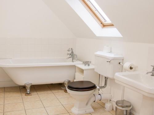 a bathroom with a toilet and a bath tub and a sink at Windy Mundy Farm in Shrewsbury
