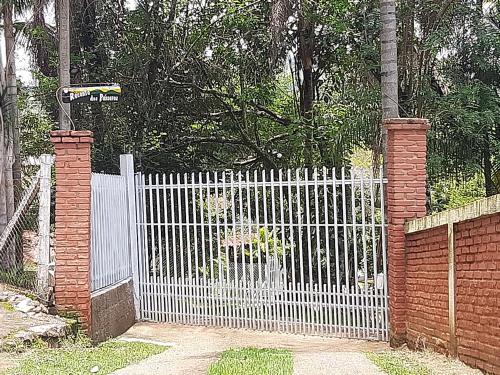 une clôture blanche avec une porte blanche et un piquet blanc dans l'établissement Recanto dos Passaros, à Socorro