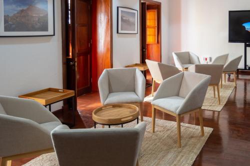 grupa krzeseł i stołów w pokoju w obiekcie Hotel Escuela Rural Casa Los Herrera w mieście Hermigua