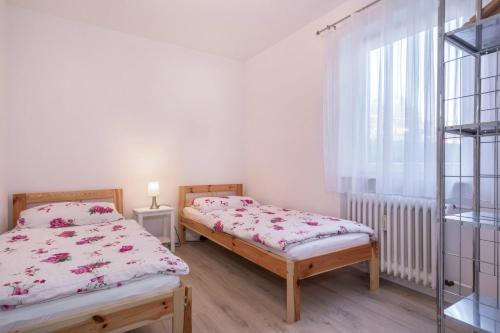 a bedroom with two beds and a window at Ferienwohnung Gartenstraße in Lindau-Bodolz