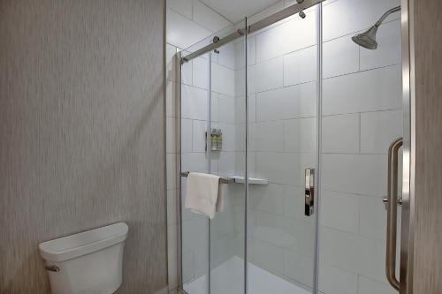 Bilik mandi di Holiday Inn Express Airport Calgary by IHG