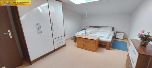 Kleines Zimmer mit einem Bett und einer Glaswand in der Unterkunft Apartment Bettina by FiS - Fun in Styria in Tauplitz