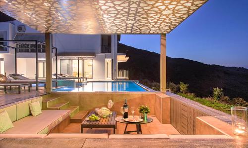 Mistral Suite Heated Poolの敷地内または近くにあるプール
