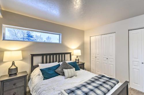una camera da letto con letto e cuscini blu di Cozy Anchorage Townhome Less Than Half Mile to Jewel Lake! ad Anchorage