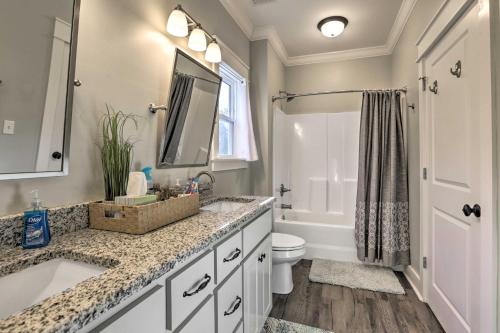 Bilik mandi di White Oak Creek Home with Views, Deck and Pool Access!