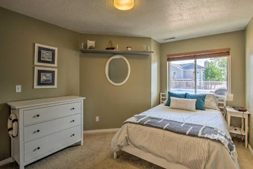 A bed or beds in a room at Garden City Condo with Pool Access by Bear Lake!