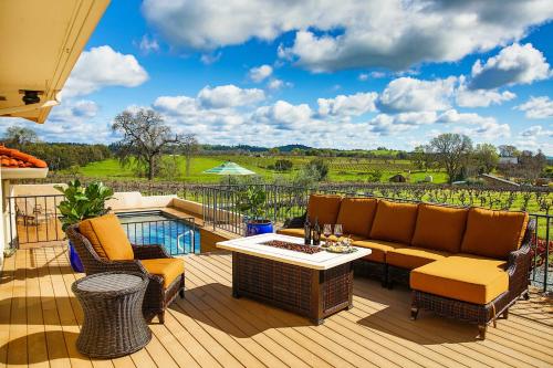 Kolam renang di atau dekat dengan Working Vineyard and Private Pool Villa in Plymouth
