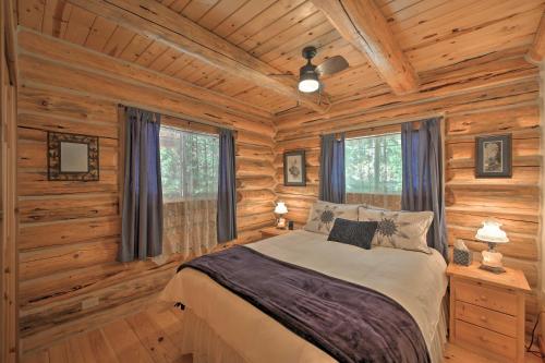 Ένα ή περισσότερα κρεβάτια σε δωμάτιο στο Scenic Riverfront Retreat with Hot Tub and Kayaks!