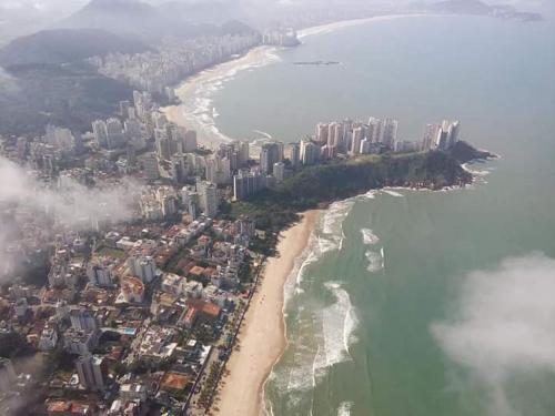 uma vista aérea de uma praia e de uma cidade em Hotel Santamaria no Guarujá