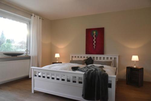 um quarto com uma cama branca e uma janela em Sylvia Helene Lafrenz em Winkl bei Grabenstätt