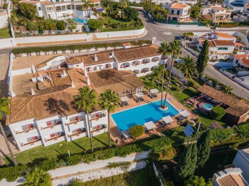 una vista aerea di una casa con piscina di Cerro Da Marina Hotel - Adults Only ad Albufeira