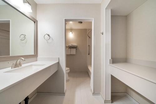 a bathroom with a sink and a mirror at Casablanca Inn in San Clemente