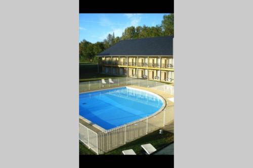 una imagen de una piscina al lado de un edificio en Résidence les hauts de Honfleur, en Équemauville