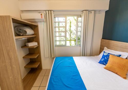 una camera da letto con un letto e una finestra di Pousada Nossa Senhora de Fatima a Florianópolis