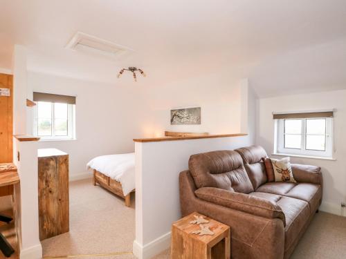 a living room with a couch and a bed at Fairfield Cottage in Lincoln