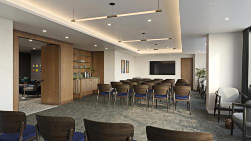 una sala de conferencias con sillas y un podio con pantalla en Kimpton Banneker Hotel, an IHG Hotel en Washington